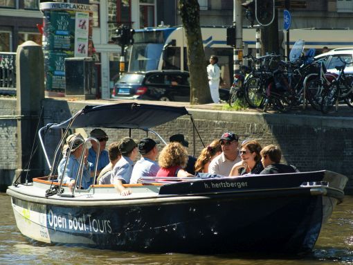 Rondvaart met open sloep vaartocht Amsterdamse grachten via Rondvaartvergelijker