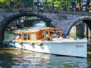Stern Private Grachtenfahrt Traditionelles Salonboot