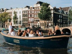 Sloep met schipper Haarlemmerpoort Amsterdam